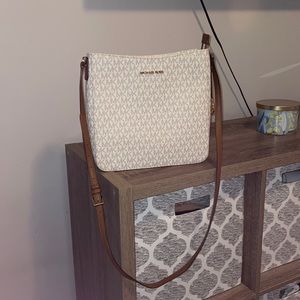 MICHAEL KORS Jet Set Travel Large Logo Messenger Vanilla